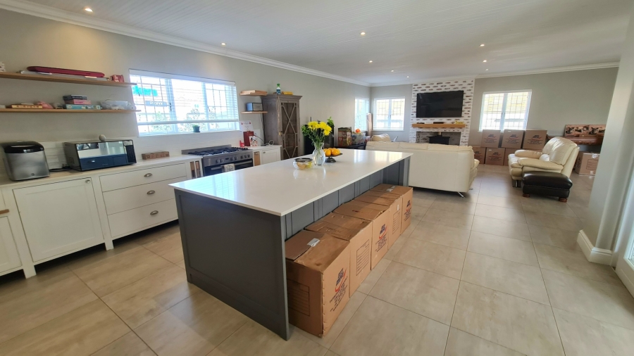 4 Bedroom Property for Sale in Whale Rock Western Cape